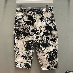 Gloria Vanderbilt black and cream colored shorts